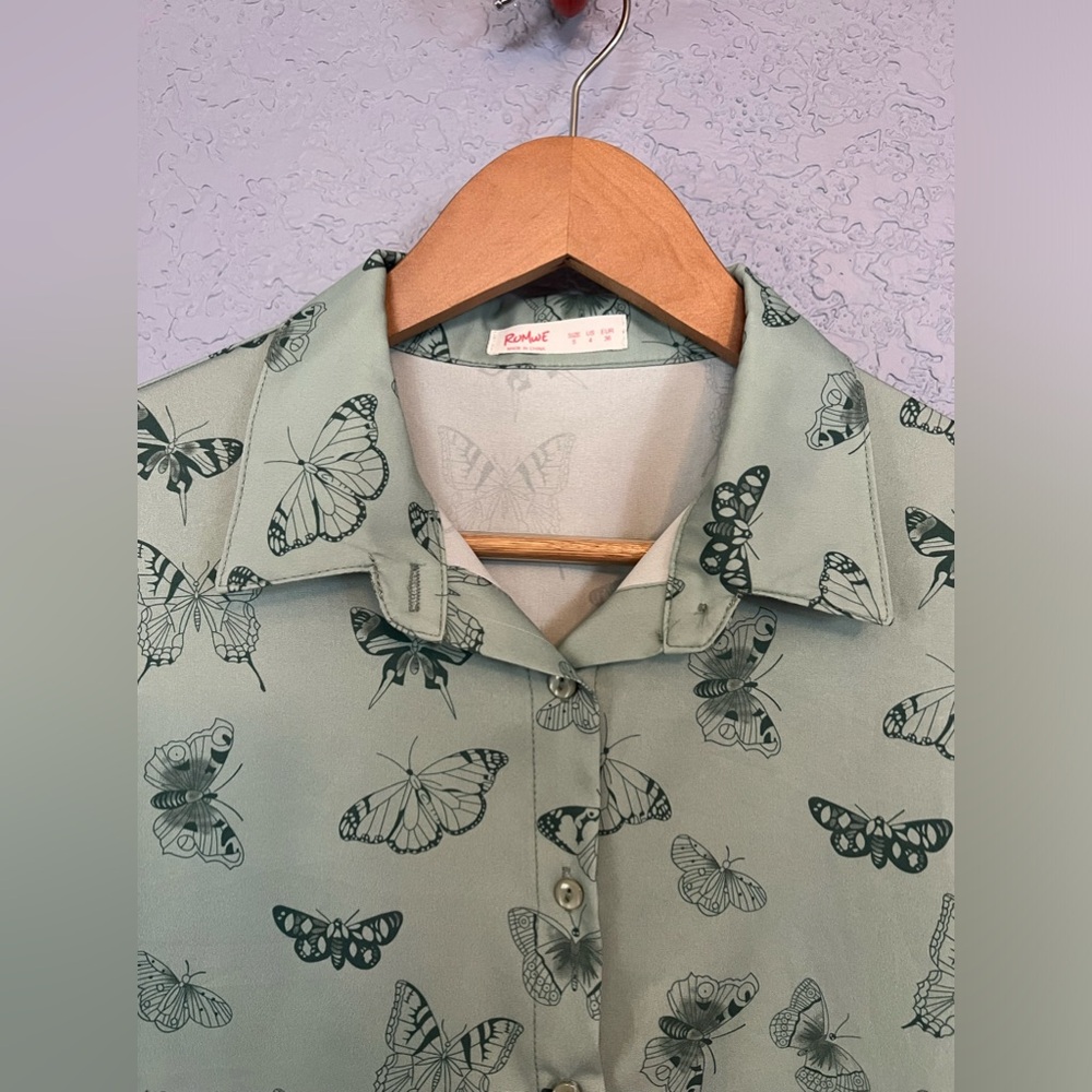 Butterfly Patterned Button-Up Collared Crop-Top - Picture 3 of 7